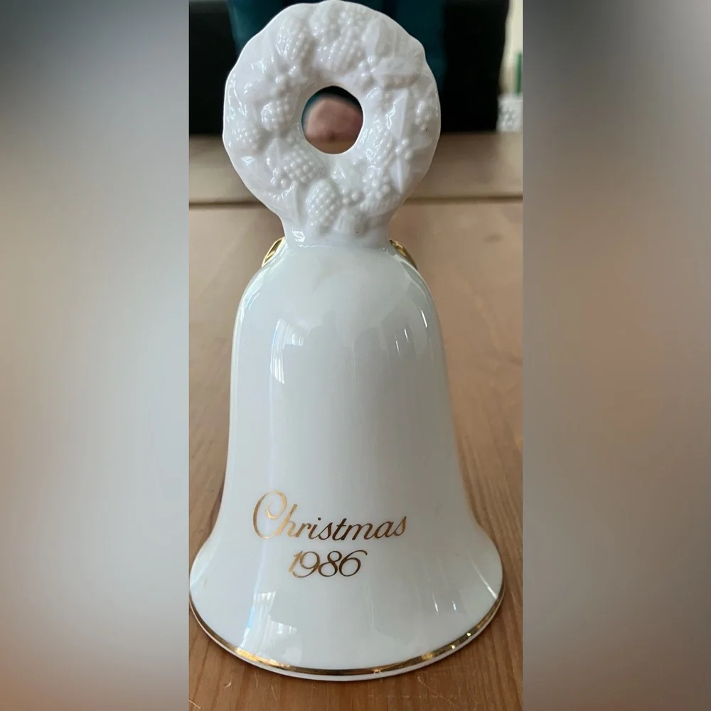 EUC Vintage Avon Christmas Bell 1986 with Gold Bow and Festive Scene